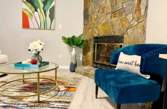 Beautiful home with king bed stoned fire place and pool / Games for famlies