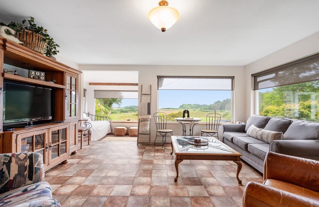 Belle maison avec vue sur l'océan et la plage, poêle à bois et foyer!