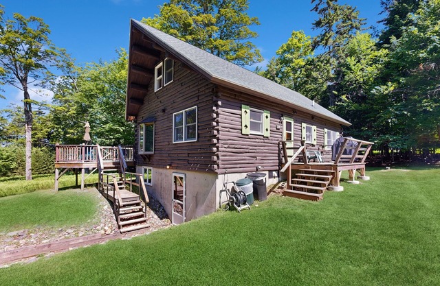 Belle maison rustique avec vue sur le lac, terrasse et foyer - à pied de la plage