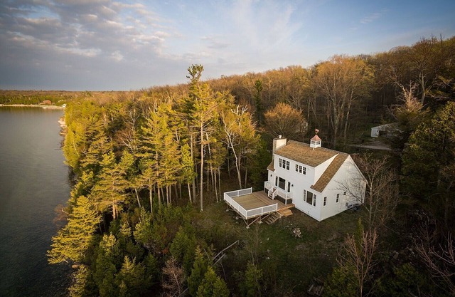 Belle maison avec vue specatcular de Garrett Bay et Gills Rock!