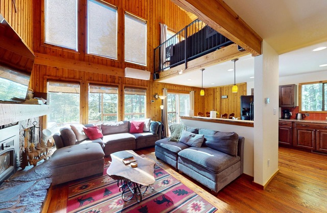 Beautiful home with WiFi, shared pool, tennis-courts, dog-friendly