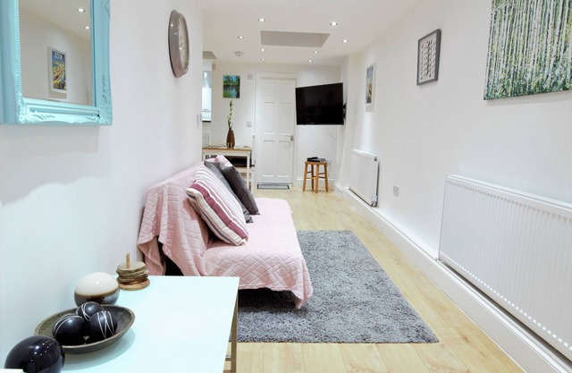 MAGNIFIQUE APPARTEMENT DE 2 CHAMBRES RÉNOVÉ AU COEUR DE GREENWICH