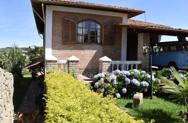 Belle maison avec grande surface, barbecue et poêle à bois