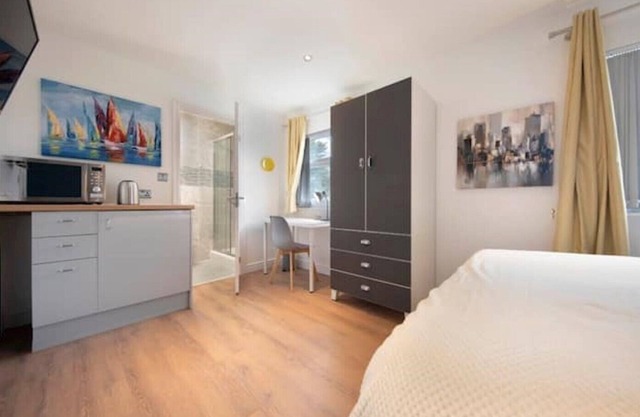 Beautiful House 6 en-suite rooms close to Stadium!