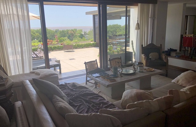 Belle maison dans quartier exclusif, vue imprenable, grande terrasse, piscine.