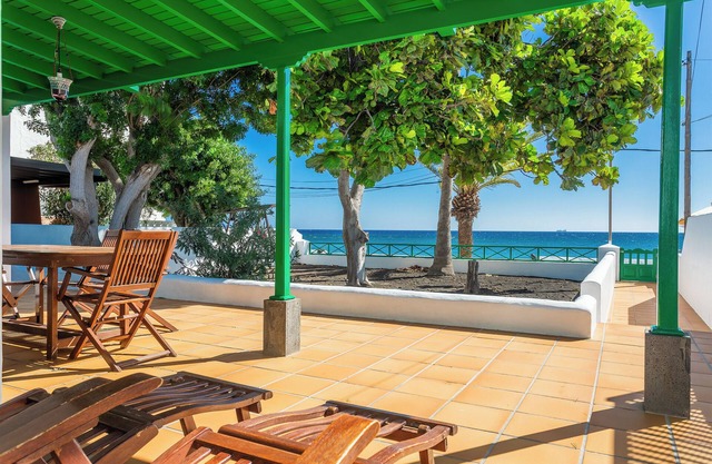 Belle maison directement sur la plage avec grand patio, jardin, vue sur l'océan et Wi-Fi