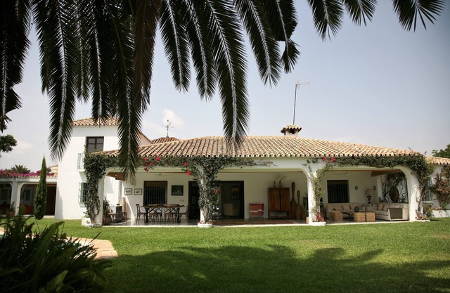 Belle maison à Guadalmina Baja, surplombant la rivière et le golf à 800m de la plage