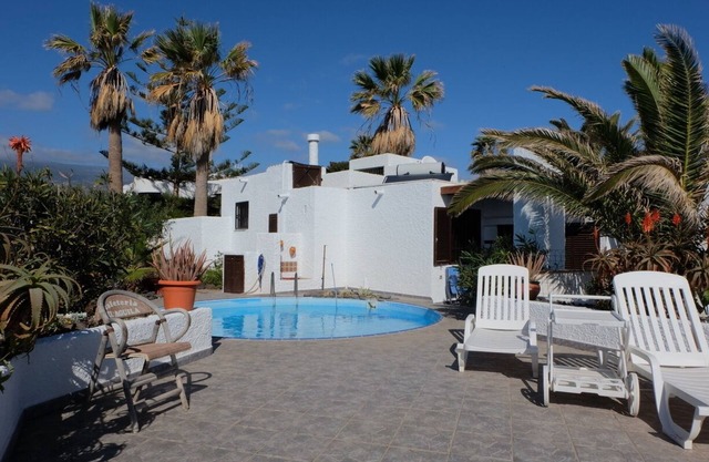 Belle maison avec vue sur la mer, piscine et grande terrasse ensoleillée pour 4 pers.