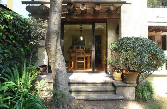 BELLE MAISON GRANDES ZONES COMMUNES TERRASSE TRÈS JOLI JARDIN