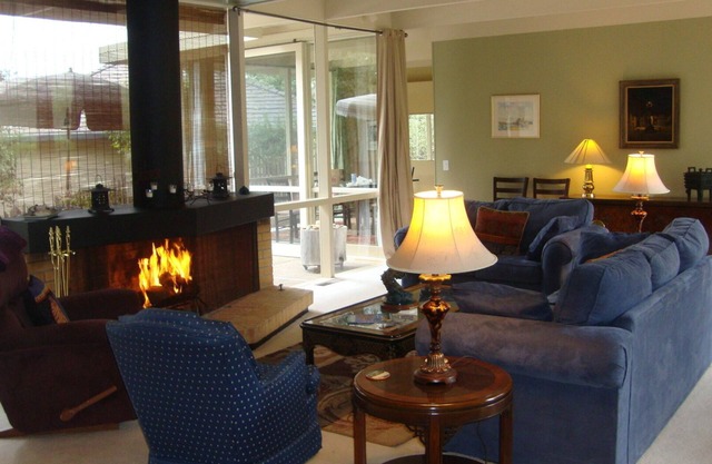 Belle Maison à Carmel Woods Surplombant le Hatton Canyon.