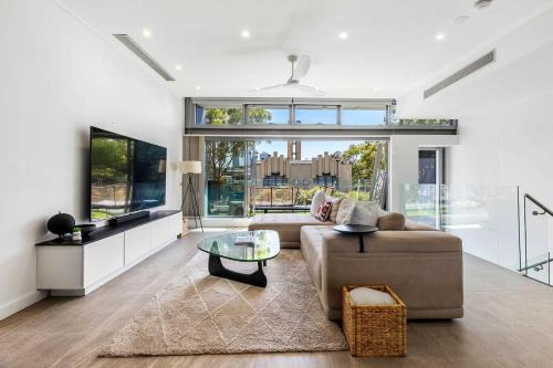 Beautiful House in Glebe with Two-Car Garage