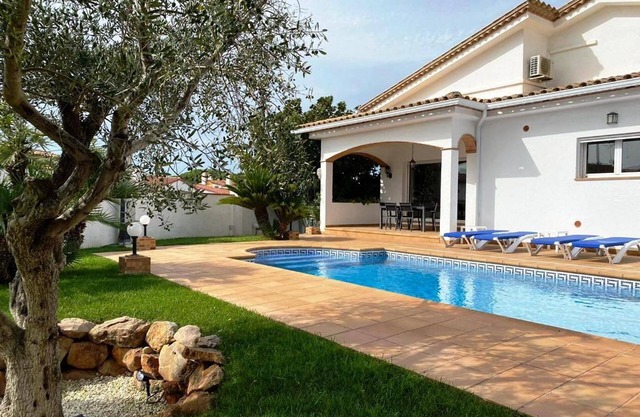 Précieuse maison de haut standing de 220 m2 orientée au sud avec piscine privée