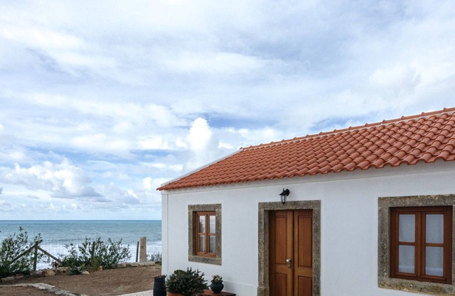 BELLE MAISON SUR UNE FALAISE AU BORD DE L'OCÉAN