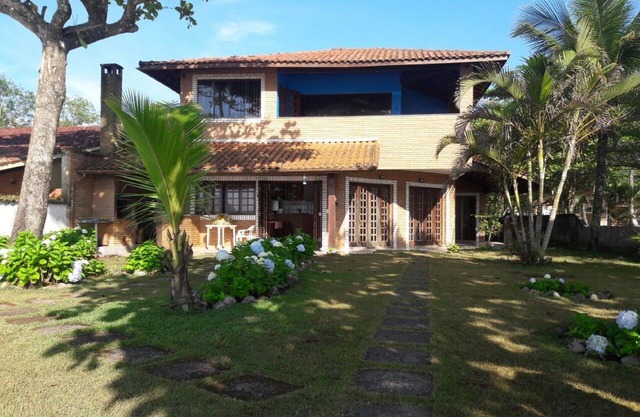Belle maison debout sur le sable à Ubatuba (Sape Beach)