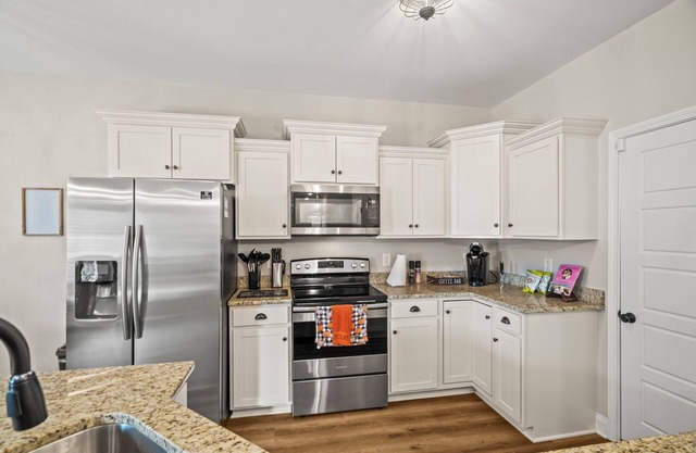 Beautiful house that sleeps 10! 35 minutes to Nashville or BNA airport.
