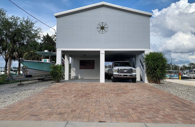 Beautiful house with private dock on Saltwater canal, very close to boat ramp