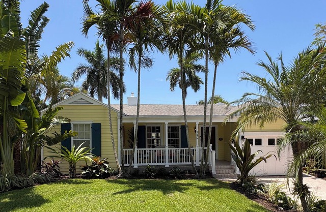 Stunning Clapboard House, Cabana & Pool
