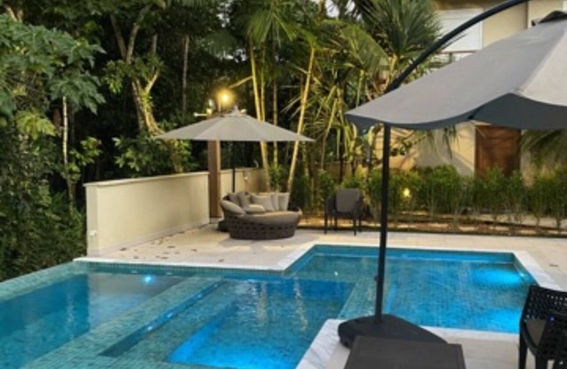 Beautiful house with heated pool in a closed condominium