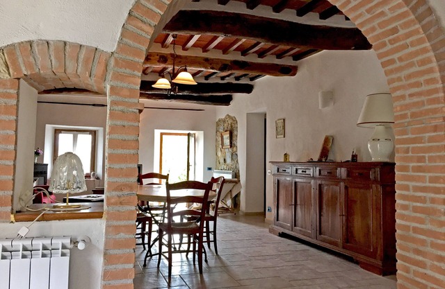 Belle Maison avec Jardin au centre d'un village médiévale de Toscane