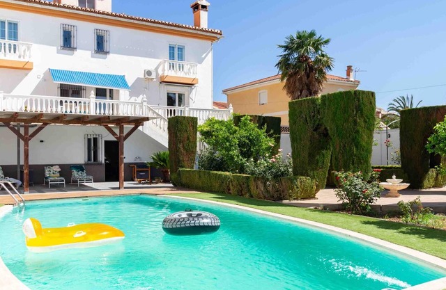 Belle maison avec 5 chambres, piscine, jardins et wifi