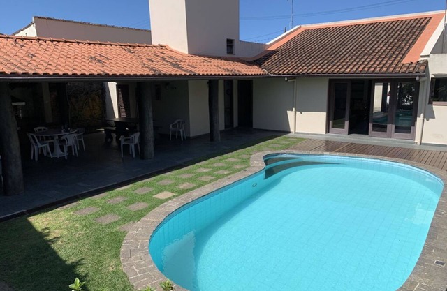 Belle maison avec 4 suites, piscine et barbecue