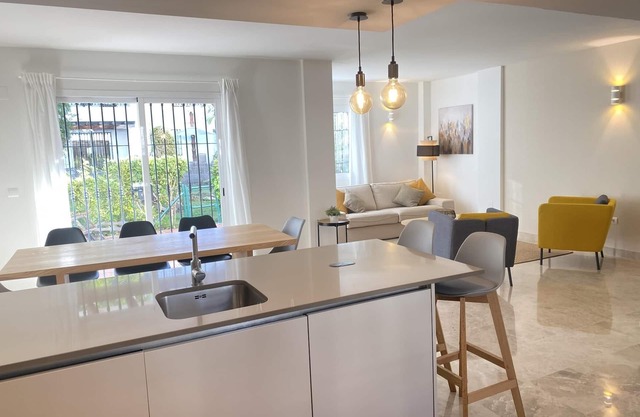 Belle maison avec 4 chambres et 3 salles de bains, Urbanisation Los Naranjos, Puerto Banus