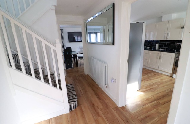 Beautiful house with nearby shopping, great for walking and beautiful lakes.