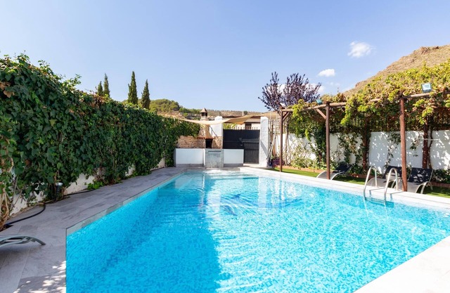Belle maison avec piscine, terrasse et barbecue.