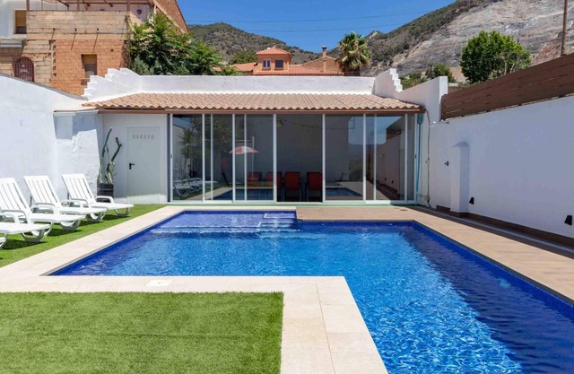 Belle maison avec piscine et jardin