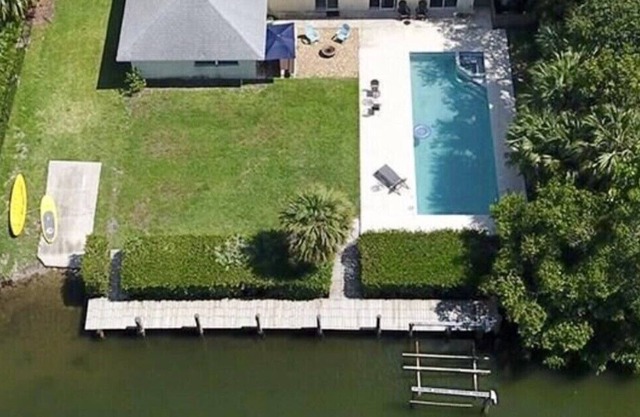 Magnifique chalet au bord de l'eau avec quai de bateau 10 000 $ par mois.