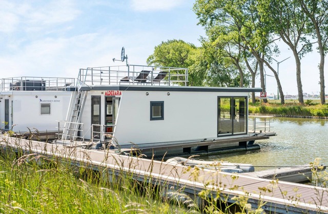 Belle péniche avec vue sur l'eau