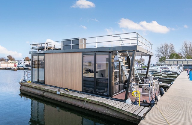 Belle péniche pour 2 personnes dans un port magnifique