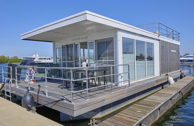 Belle péniche dans un beau port à Kerkdriel