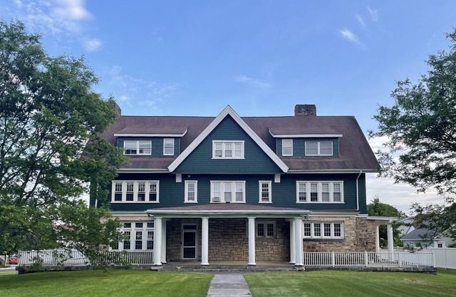 Beautiful, historic, HUGE 1500 sqft apartment central location. Kids/dogs ok!