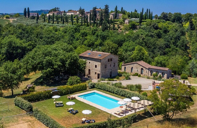 Appartement dans une maison de vacances avec WIFI, piscine privée, climatisation, TV, patio