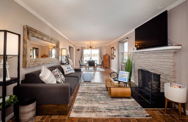 Luxury lakefront with hot-tub 2bedroom with kayak+WiFi on all sports Cooley lake