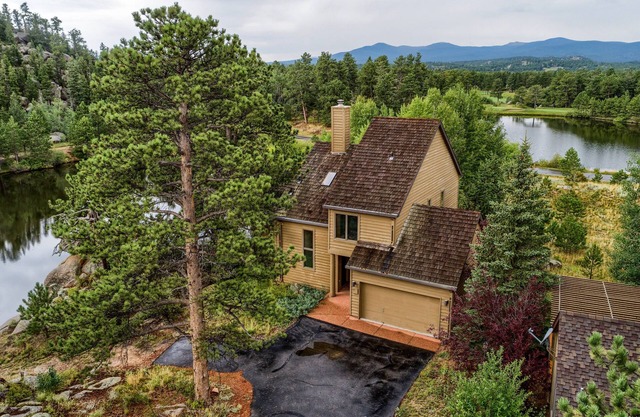 Belle maison au bord du lac située dans une communauté de parcours de golf fermée dans les montagnes