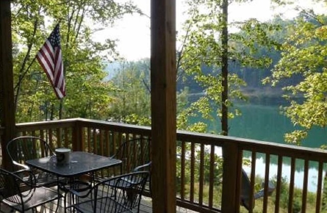 Beautiful lake cabin, relaxing spot to get-a-way and enjoy a fantastic view.