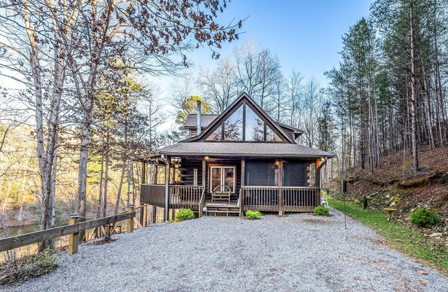 Beautiful Lake Front Log Cabin with Dock