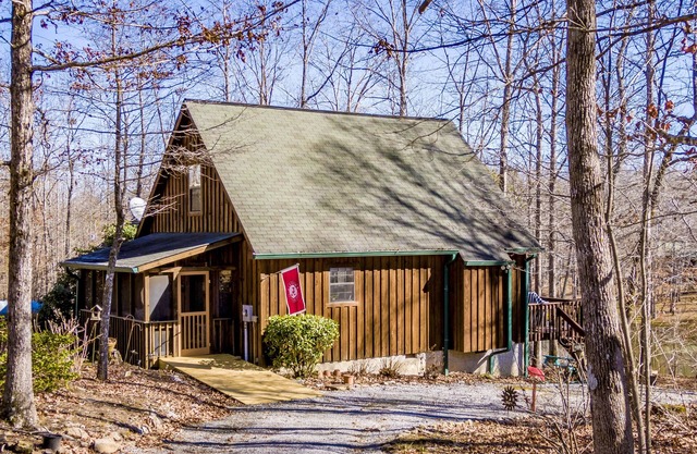 Belle cabane au bord du lac nichée dans les bois!