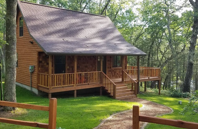 Beau nouveau chalet au bord du lac: près de la rivière Pere Marquette et des sentiers de VTT / VTT