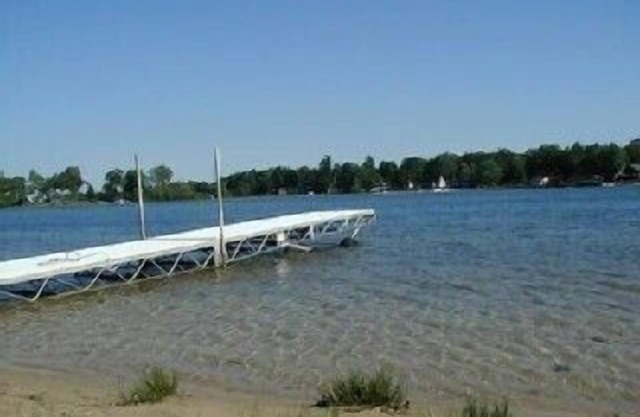 Belle Lake Home avant avec un quai privé.