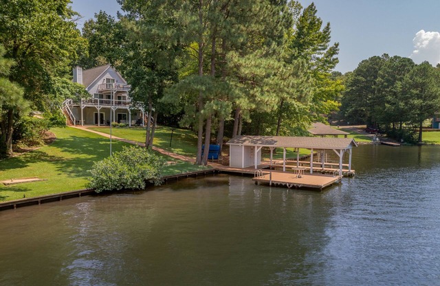 Beautiful Lake Front House in Quiet Cove, Renovated & Convenient to Boat Ramp!!