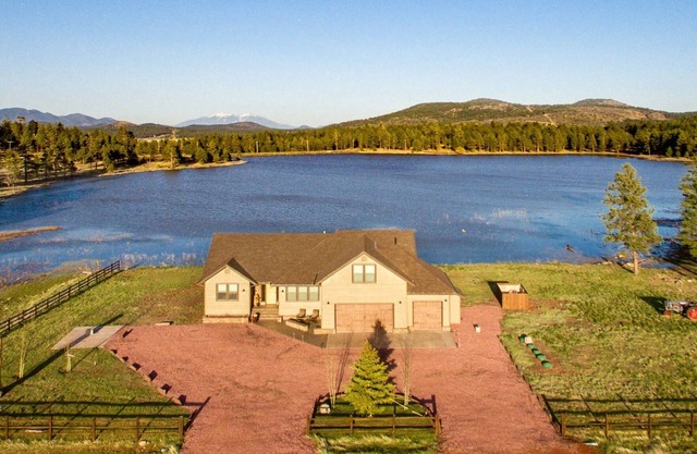 Belle propriété au bord du lac, près du golf, du centre-ville de Williams et du Grand Canyon