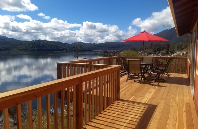 Belle maison au bord du lac avec vue spectaculaire, nouvelle terrasse / quai privé pour 6 personnes