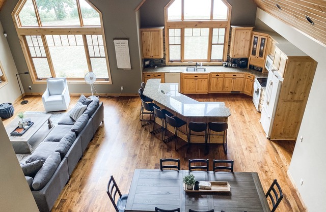 Beautiful Lake House with Private Beach - Great for Families