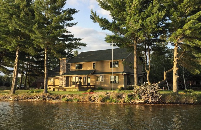 Beautiful Lake House 4-bed 3 bath in Gaylord WiFi and AC. Entire house remodeled