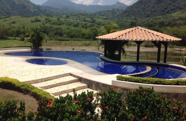 Belle maison de lac à l'extérieur de Medellin en Colombie (55 kilomètres)