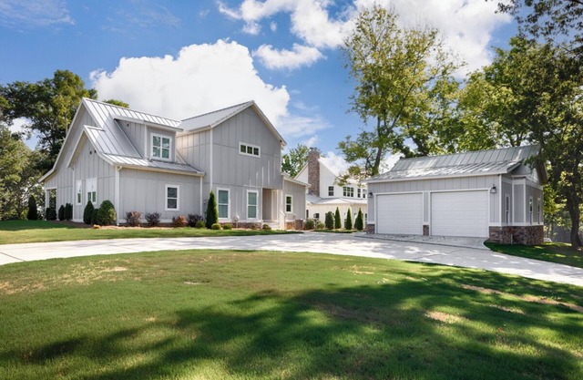 Beautiful lake house in a charming community! Perfect for a relaxing getaway.
