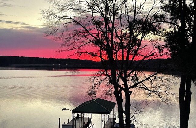 Beautiful Lake Keowee Flat minutes from Clemson University.